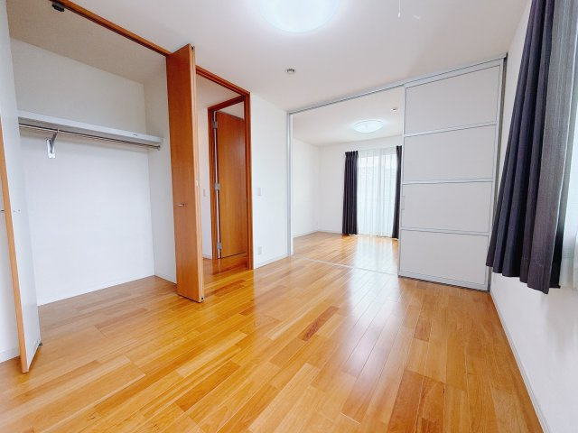 【中古戸建】高崎市三ツ寺町の洋室|■2階洋室｜2階各居室には収納をご用意しています♪常にお部屋を綺麗に保てます！小さなお子様も自然とお片付けができるようになるのでうれしいですよね！