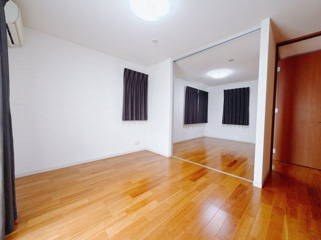 【中古戸建】高崎市三ツ寺町の洋室|■2階洋室｜ナチュラルカラーの床です。模様替えなどとても楽しく工夫できます♪陽当たり、風通しもとても良いので毎日快適な生活スタートです！子供部屋にも良いですね♪