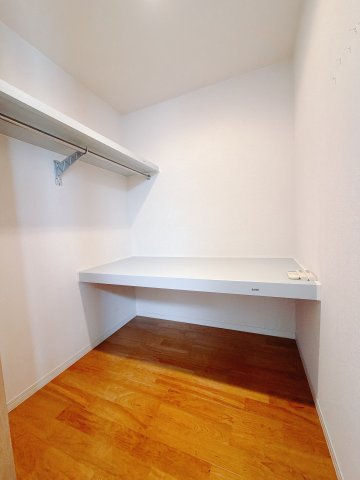 【中古戸建】高崎市三ツ寺町の収納|■WIC｜主寝室には夢のウォークインがございます♪お洋服やバッグだけでなく、増えていくお洋服やご家族での思い出の品もしっかりと収納します( ＾＾ )