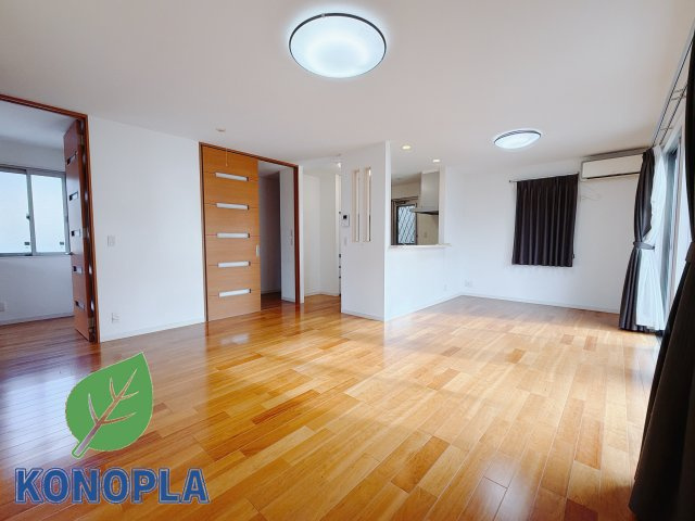 【中古戸建】高崎市三ツ寺町の居間・リビング|■リビング｜時の流れと共に陽射しは装いを変え空間に新たな彩りを与えます。一日中家に居ても飽きることなく過ごすことができる素敵な空間です♪