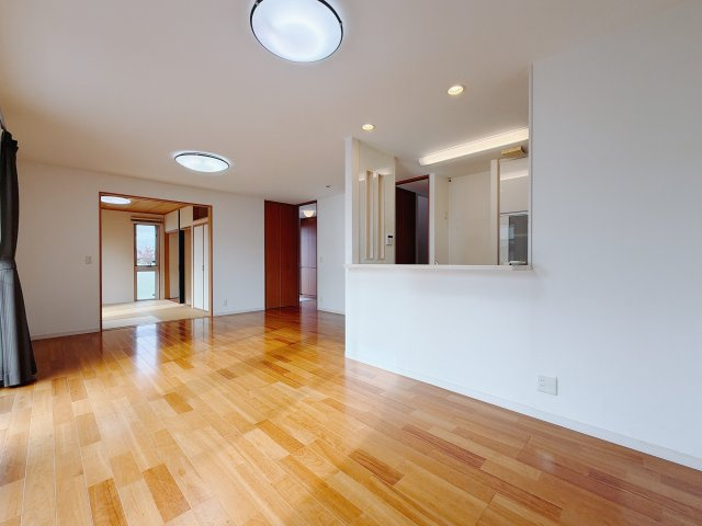 【中古戸建】高崎市三ツ寺町の居間・リビング|■リビング｜木製で懐かしさのある家具やアンティーク調の小物に囲まれてレコードを流したり小説を読んだり…そんな心ときめく暮らしをしませんか？