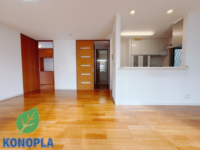 【中古戸建】高崎市三ツ寺町の居間・リビング|■リビング｜家族でゆったりくつろげる、居心地の良いリビング♪賃貸と違って、テレビや音楽の音を気にしなくて良いことが嬉しいですね(*＾＾*)