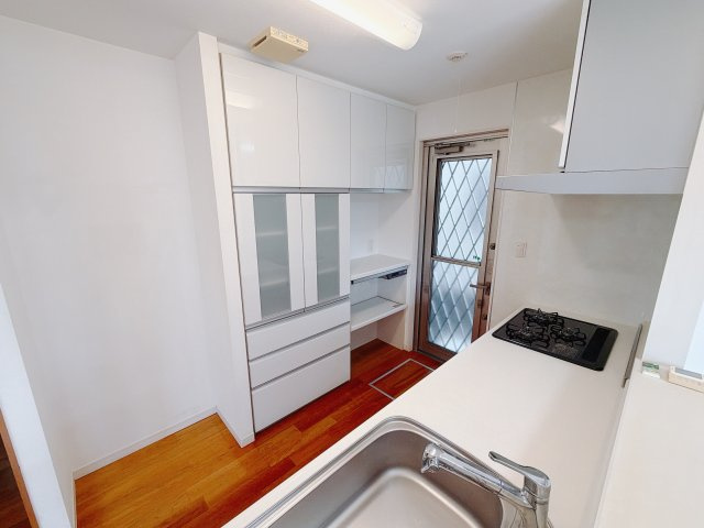 【中古戸建】高崎市三ツ寺町のダイニング|■ダイニング｜ご家族のコミュニケーションを重視した対面キッチン。カウンターには小さなお花や植物などを配置すると、より気品あふれる空間へと変化します♪