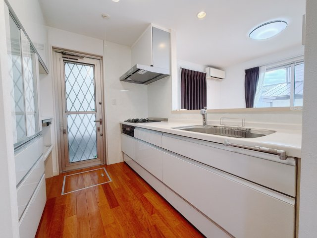 【中古戸建】高崎市三ツ寺町のキッチン|■キッチン｜作業がはかどる広々カウンタースペース。会話がはずむ「オープンキッチン」なので家族とのコミュニケーションも活発になります。