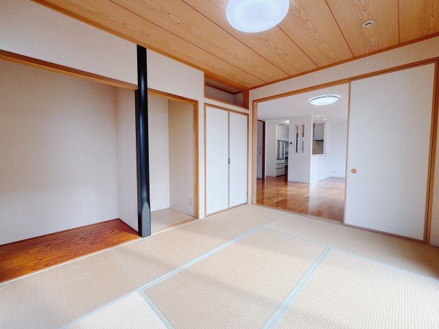 【中古戸建】高崎市三ツ寺町の和室|■1階和室｜リビングと繋がっている和室は、お子様の様子を見守りながらお洗濯物を畳んだり、家事の合間のちょっとした休憩やのんびりお昼寝にも♪セカンドリビングとしてもお使いいただけます。