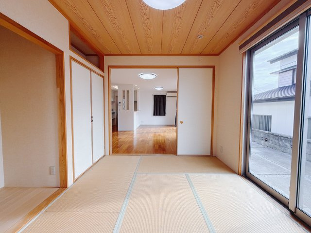 【中古戸建】高崎市三ツ寺町の和室|■1階和室｜和室でしか味わえない畳ならではの香りや素材で和のやすらぎを感じてください♪休日はお子様とお昼寝するのにも最適です！