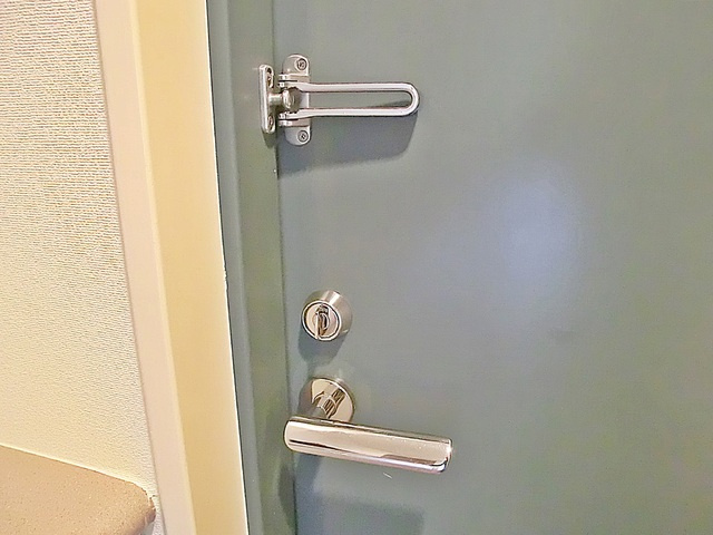 ＬＡＮＡＩ　ＣＯＵＲＴ　２５の玄関|ドアロック付きです。