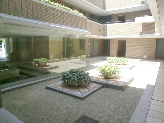 ＬＡＮＡＩ　ＣＯＵＲＴ　２５のその他共用部分|中庭です！