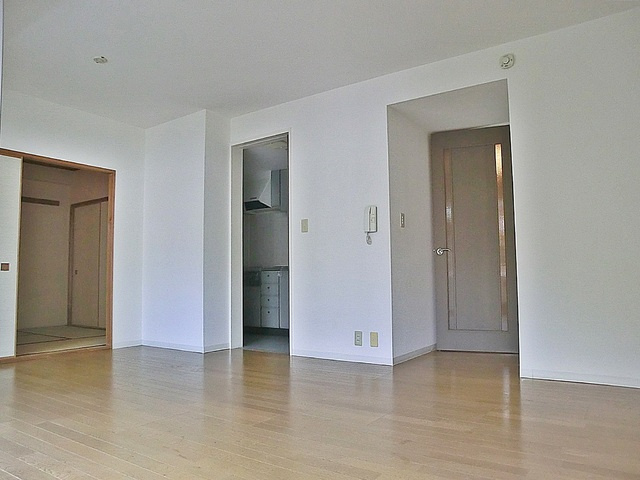 ＬＡＮＡＩ　ＣＯＵＲＴ　２５の居間・リビング|バルコニーから見たリビングです。