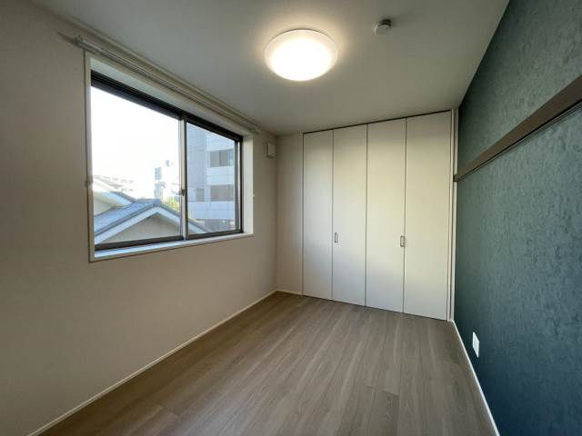 TODOROKI-EN PLUSの寝室|アクセントクロスがおしゃれな洋室♪