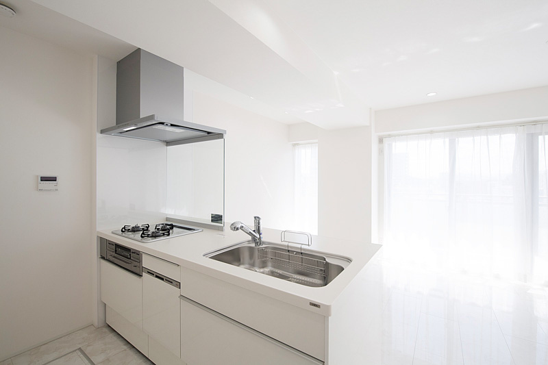 SXLマンション長居のキッチン|明るい光を通すガラスのパネル、3口のコンロとグリル、食器洗浄機が備わり機能的！