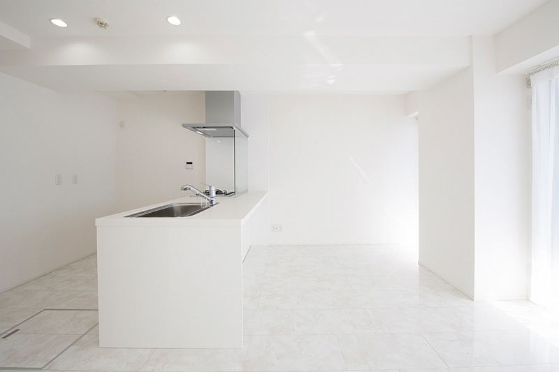 SXLマンション長居の居間・リビング|光りの入り方が美しいキッチン
上層階には珍しい床下収納付き