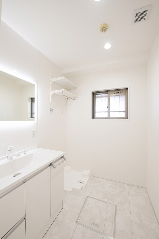 SXLマンション長居のランドリースペース|広々としたスペースで、女優さん気分でメイクも楽しめる洗面台