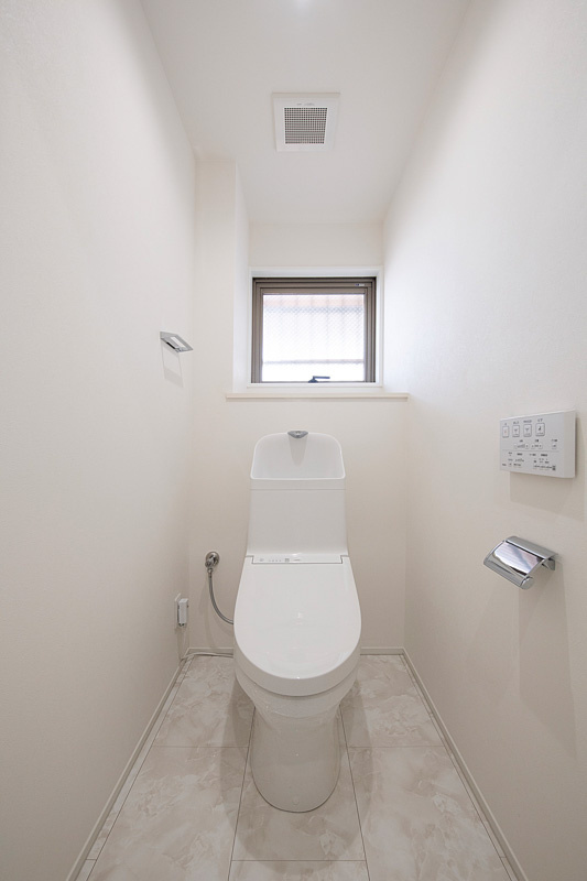 SXLマンション長居のトイレ|温水洗浄便座と手洗いの付いたコンパクトなトイレ