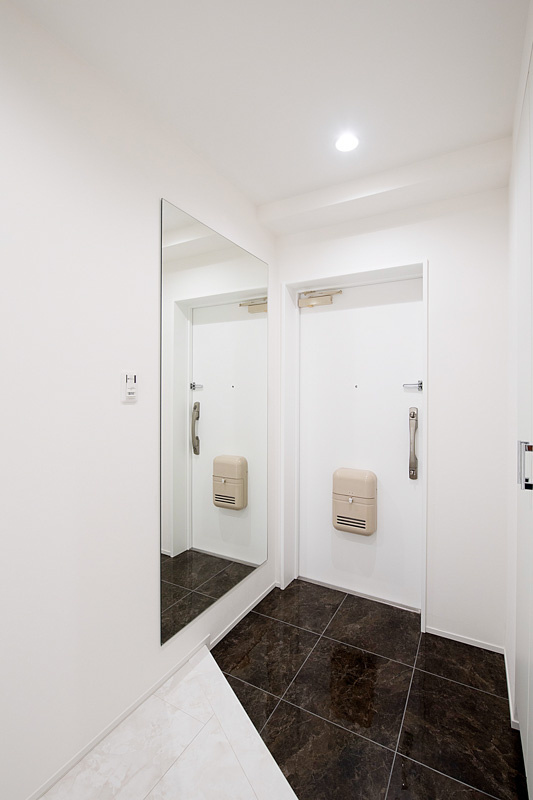 SXLマンション長居の玄関|お出かけ前に全身チェックできる大きなミラーを設置