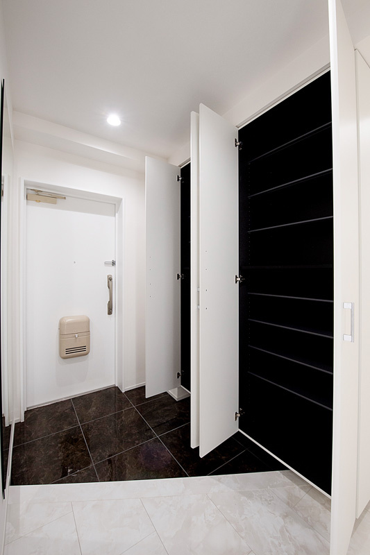 SXLマンション長居の玄関|大型のシューズクローゼットを新設