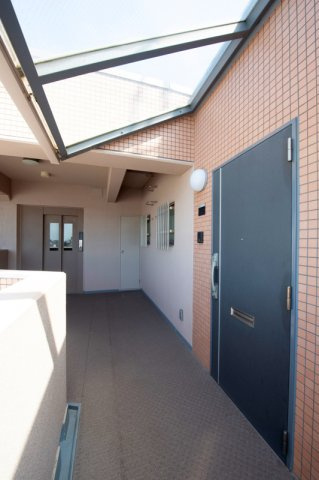 SXLマンション長居のその他共用部分|明るい日差しが入る外廊下