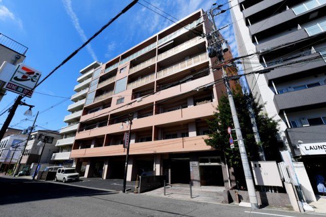 SXLマンション長居の外観|建物周辺には生活に便利な施設が充実
お車の出し入れもしやすい平面駐車場付き