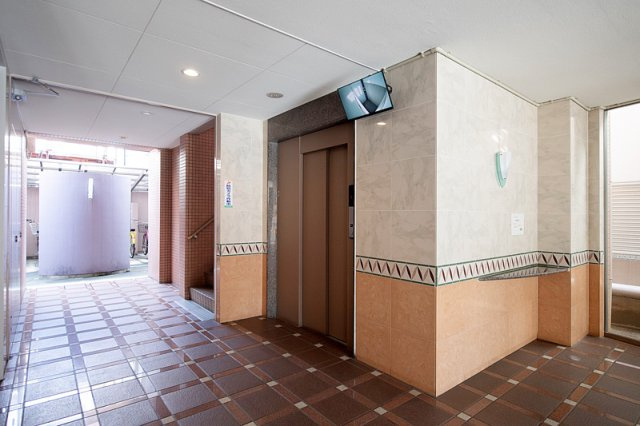 SXLマンション長居のその他共用部分|エレベーターにも防犯カメラ付きで安全にご利用いただけます