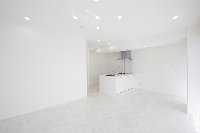 SXLマンション長居の居間・リビング|真っ白なリビングをお好きなインテリアで彩ってください