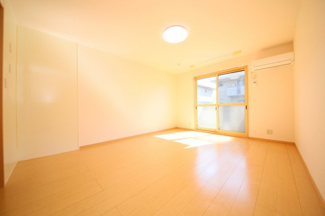 リビングタウンかじま台Ⅱ　Ａの居間・リビング|10帖の明るいお部屋