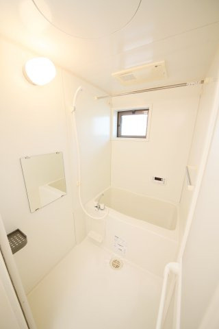リビングタウンかじま台Ⅱ　Ａの浴室|窓付きの浴室