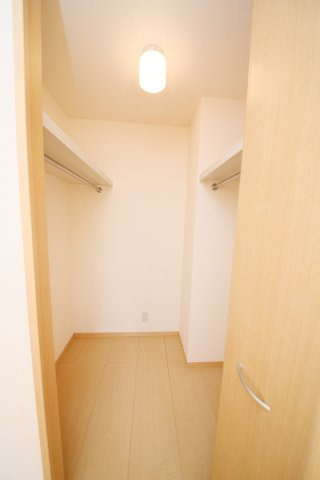 リビングタウンかじま台Ⅱ　Ａの収納|たっぷり収納できるウォークインクローゼット