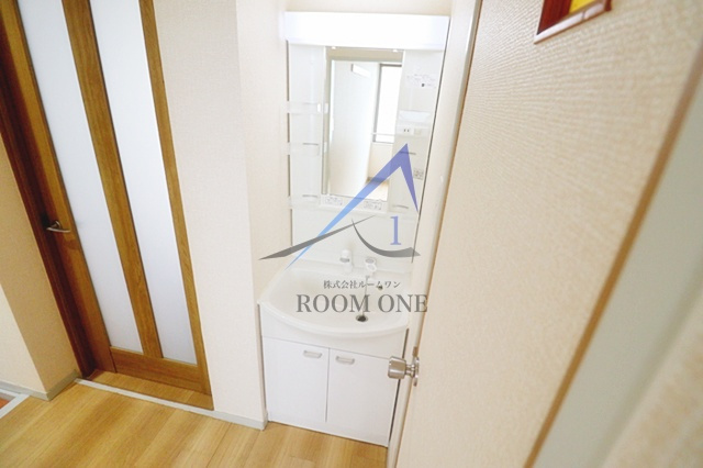 ビラ・ジュニペラス　B棟の洗面所|独立洗面台です。