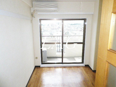 【居間・リビング】 | クレスト大和東 | 洋室のお部屋です。