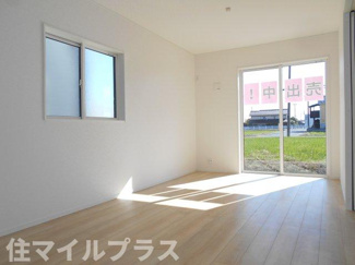 【居間・リビング】 | 郡山市御前南5丁目新築一戸建て２棟 | こちらのリビングで趣味の時間をお楽しみください