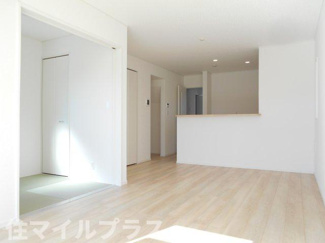 【居間・リビング】 | 郡山市御前南5丁目新築一戸建て２棟 | こちらの居間で趣味の時間をお楽しみください