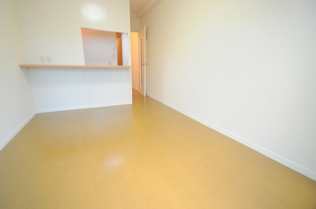 レオパレス田原台の居間・リビング|1Fフローリング仕様　