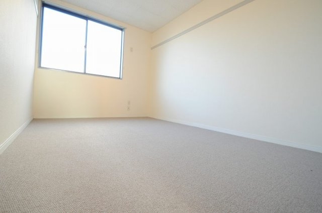 レオパレス田原台の居間・リビング|2F居室　カーペット仕様