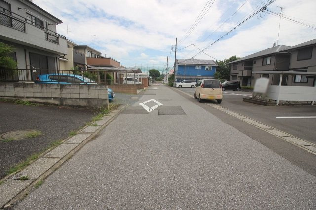 小山市神鳥谷4丁目の前面道路含む現地写真|南西側道路