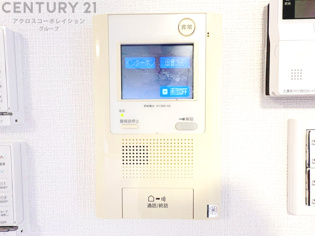 訪問者が来たときにテレビ画面で確認できるため、安心してドアを開けられます。録画機能があるものもあり、留守中に来訪者を記録しておくことができます。利便性が高く、セキュリティ面でも安心です。