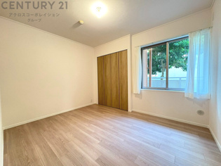 明るい色合いのフローリングとクロスを使用した洋室は家具やインテリアとも調和しやすく空間が広く感じられ開放感を生み出します。自然光を効果的に反射し、室内を明るく保つため、日中の照明使用を抑えられます。