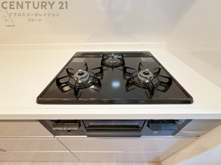 多数の調理器具を同時に使用でき、料理の効率化が可能。省エネで節約になり、様々な料理スタイルに適応できます。また、火力調整が独立しており、手入れや掃除もしやすく、今よりもっとお料理が楽しくなるかも。