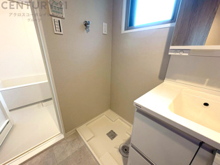 洗濯物の仕分け作業がしやすく、整理整頓が容易になります。洗濯音や湿気を他の部屋に持ち込まず、生活環境を快適に保ちます。上部を活用すれば収納スペースを確保でき洗剤や洗濯用品の整理もしやすくなります。