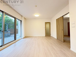 キッチン前のダイニングスペース。ダイニングセットを置いても十分な広さを確保。