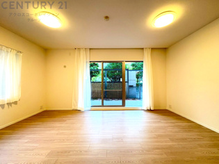 リビングダイニングは家族や友人とのコミュニケーションを楽しむ場所でくつろぎながら食事や会話を楽しめ、多目的に利用できリラックスできる空間です。家庭内の中心として機能し、快適な生活をサポートします。