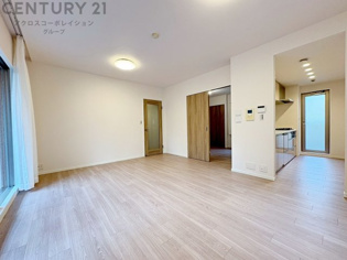 キッチン前のダイニングスペース。ダイニングセットを置いても十分な広さを確保。