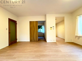 キッチン前のダイニングスペース。ダイニングセットを置いても十分な広さを確保。