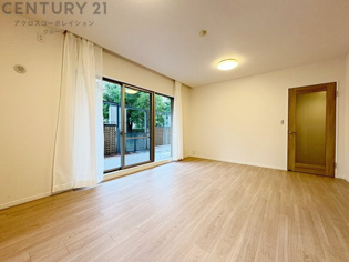 キッチン前のダイニングスペース。ダイニングセットを置いても十分な広さを確保。