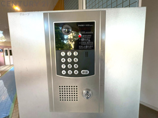 オートロック式エントランスは他の住民や外部の人間が簡単に出入りできないため、個々の住戸が安全に保たれます。同時に、訪問者が来訪する場合にはインターホン等で確認することができ、不要な来客を遮断できます。