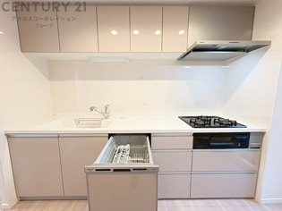 壁付けシステムキッチンはスペースの最大限の有効活用が可能で、動線がスムーズになり調理や準備が快適で効率的に行えます。収納スペースや吊り戸棚が設けられ、調理器具や食器類をスマートに収納できます。