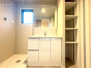 化粧品や洗顔料、歯ブラシなどの必需品をまとめて置ける収納スペースがあり、使用するたびに取り出す手間が省けます。また、水回りのため、濡れても大丈夫な素材が使用されており、お手入れが簡単です。