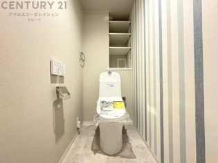 温水洗浄便座付トイレは温水洗浄機能により、暖かい水でおしりを洗浄することができ、冷たい水を使う従来の便座に比べ、温水洗浄機能で暖かいトイレを提供し、快適な使用を可能にします。