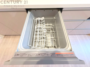 手洗いに比べて時間や労力を節約できることです。また、高温のお湯で洗浄されるため、雑菌や細菌を殺菌する効果もあります。さらに、乾燥機能があるため、手で拭く手間も省け衛生的に保管できます。