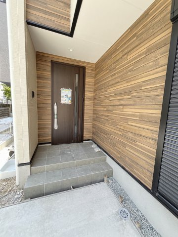 【玄関】 | 糟屋郡粕屋町長者原東3丁目1期　1号棟（全1棟）【仲介手数料無料・0円】 | 施工例。施工例は完成時と異なる場合があります。