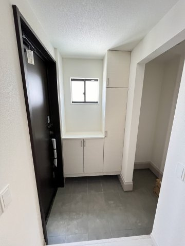 【玄関】 | 糟屋郡粕屋町長者原東3丁目1期　1号棟（全1棟）【仲介手数料無料・0円】 | 施工例。施工例は完成時と異なる場合があります。